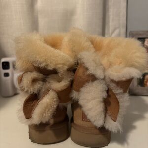 UGG Bow Boots Woman’s size 6